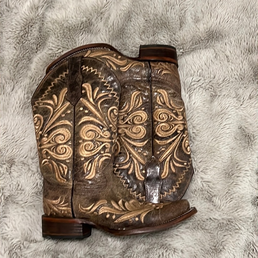 CIRCLE G WOMEN'S DISTRESSED BEIGE FILIGREE